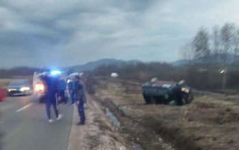 Izlijetanje vozila sa regionalnog puta Kalesija-Živinice na lokalitetu Pista (FOTO)