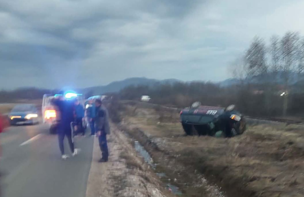 Izlijetanje vozila sa regionalnog puta Kalesija-Živinice na lokalitetu Pista (FOTO)