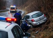 Nakon slijetanja automobila vozač završio u zvorničkoj bolnici, a potom hitno prebačen na UKC Tuzla