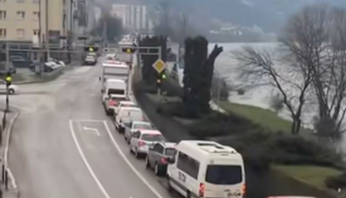 Šest saobraćajnih nezgoda u jednom danu doprinijele formiranju kilometarskih kolona i kolapsu saobraćaja u Zvorniku (FOTO)