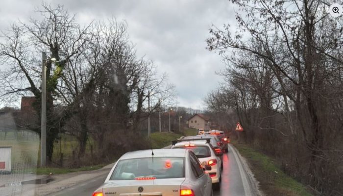 Šest saobraćajnih nezgoda u jednom danu doprinijele formiranju kilometarskih kolona i kolapsu saobraćaja u Zvorniku (FOTO)