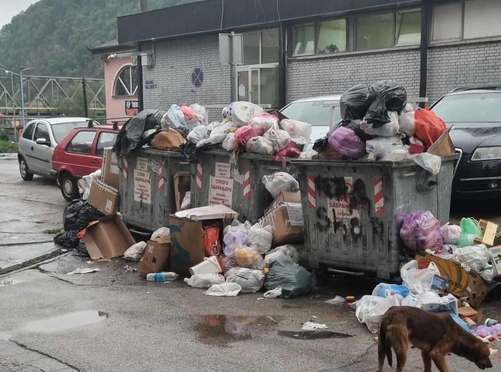 Gradska uprava Zvornika obavještava građane, udruženja vlasnika stanova, privrednike i poduzetnike na području grada Zvornika da će u nedjelju, 15. februara 2026. godine, radnici A.D. "Vodovod i komunalne usluge" premjestiti kontejnere za komunalni otpad na tri lokacije u gradu.