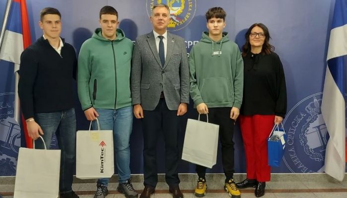 Zvornički učenici među najboljima na konkursu „Кako biti siguran na internetu“ (FOTO)