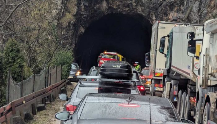 Šest saobraćajnih nezgoda u jednom danu doprinijele formiranju kilometarskih kolona i kolapsu saobraćaja u Zvorniku (FOTO)