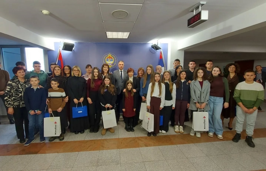 Zvornički učenici među najboljima na konkursu „Кako biti siguran na internetu“ (FOTO)