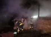 Vatra progutala pomoćni objekat u Osmacima (FOTO)