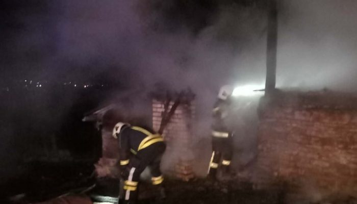 Vatra progutala pomoćni objekat u Osmacima (FOTO)