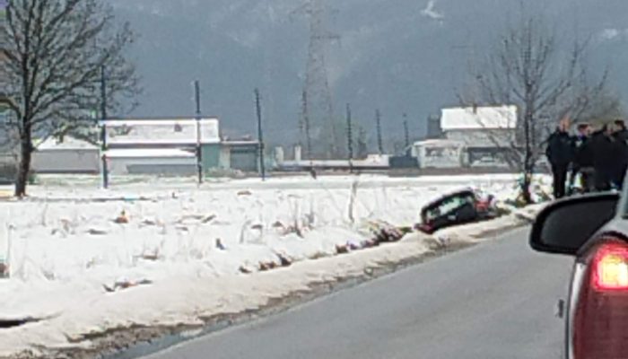 Automobil izletio sa magistralnog puta Zvornik-Bijeljina u Čelopeku (FOTO)