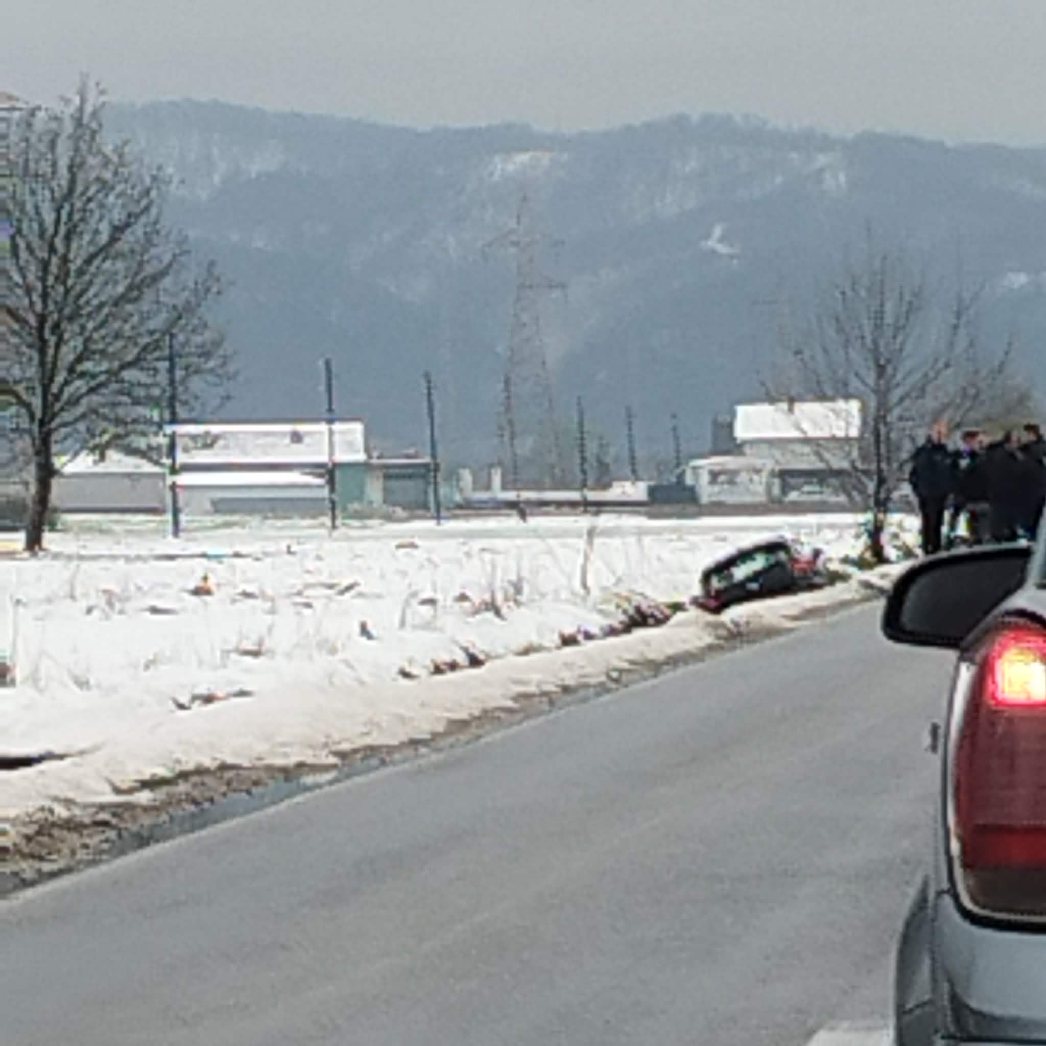 Automobil izletio sa magistralnog puta Zvornik-Bijeljina u Čelopeku (FOTO)