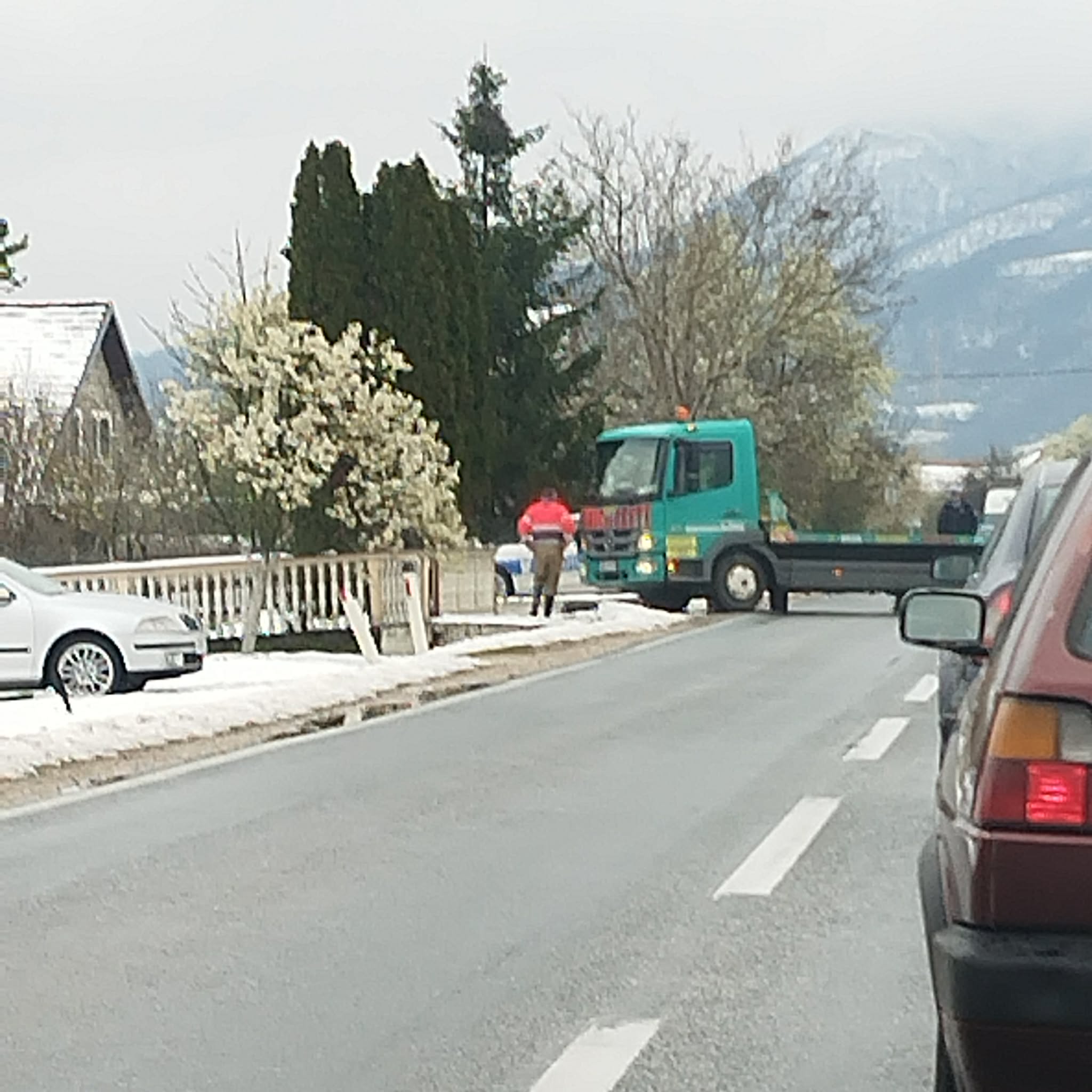 Automobil izletio sa magistralnog puta Zvornik-Bijeljina u Čelopeku (FOTO)