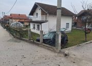Teška saobraćajna nezgoda kod Kalesije: Automobil udario u betonsku banderu, ima povrijeđenih (FOTO)