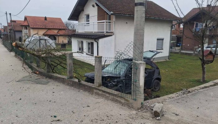 Teška saobraćajna nezgoda kod Kalesije: Automobil udario u betonsku banderu, ima povrijeđenih (FOTO)