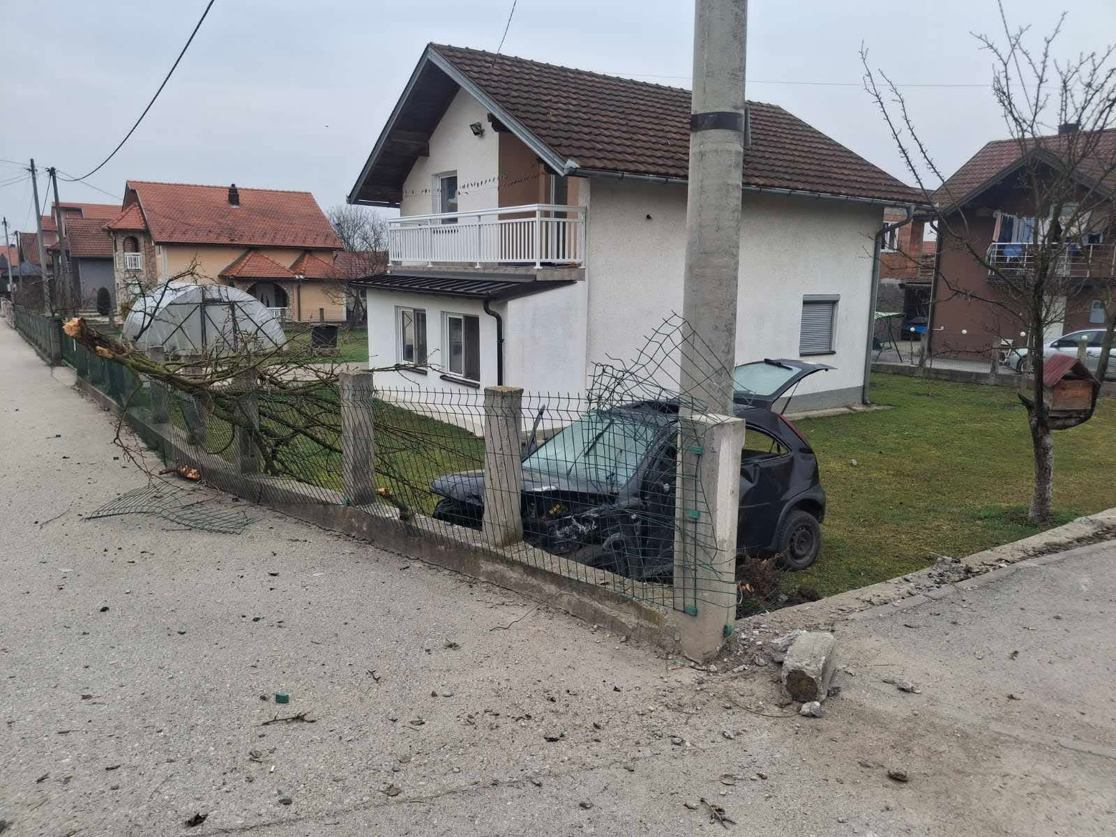 Teška saobraćajna nezgoda kod Kalesije: Automobil udario u betonsku banderu, ima povrijeđenih (FOTO)