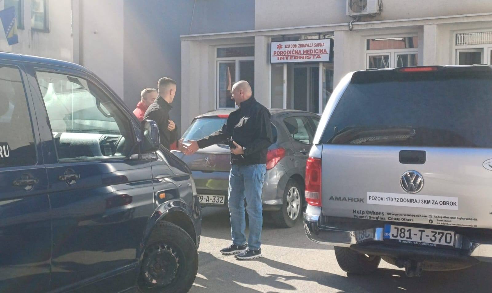 Humanitarna organizacija Help Others – Pomozi Drugima (Austrija–BiH) uspostavila je značajnu saradnju između privatne zdravstvene ustanove EMCO Privatklinik iz Halleina (Salzburg) i Doma zdravlja Sapna, čime je napravljen važan iskorak ka unapređenju zdravstvenih usluga na području ove općine.