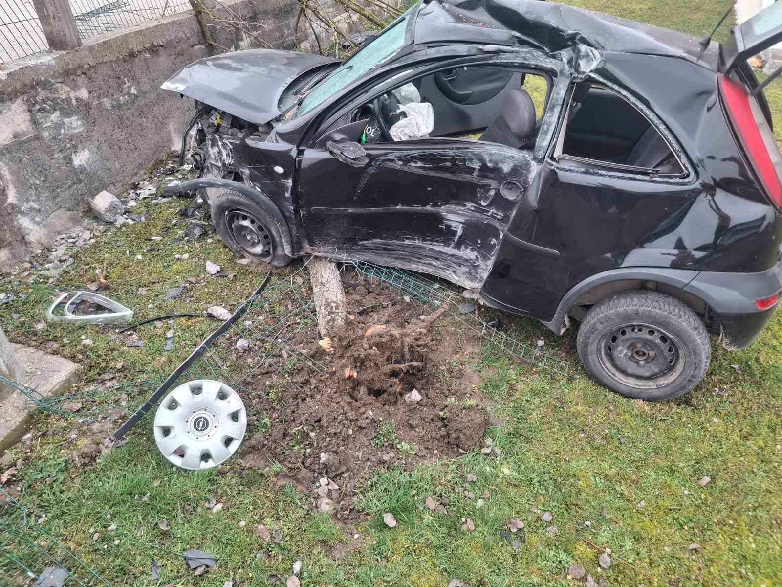 Teška saobraćajna nezgoda kod Kalesije: Automobil udario u betonsku banderu, ima povrijeđenih (FOTO)
