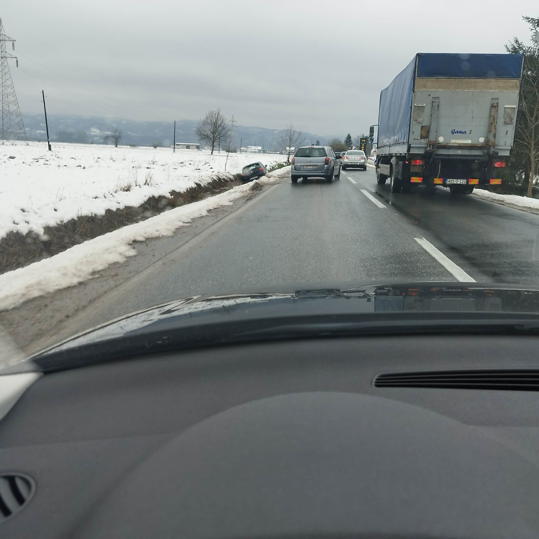 Automobil izletio sa magistralnog puta Zvornik-Bijeljina u Čelopeku (FOTO)