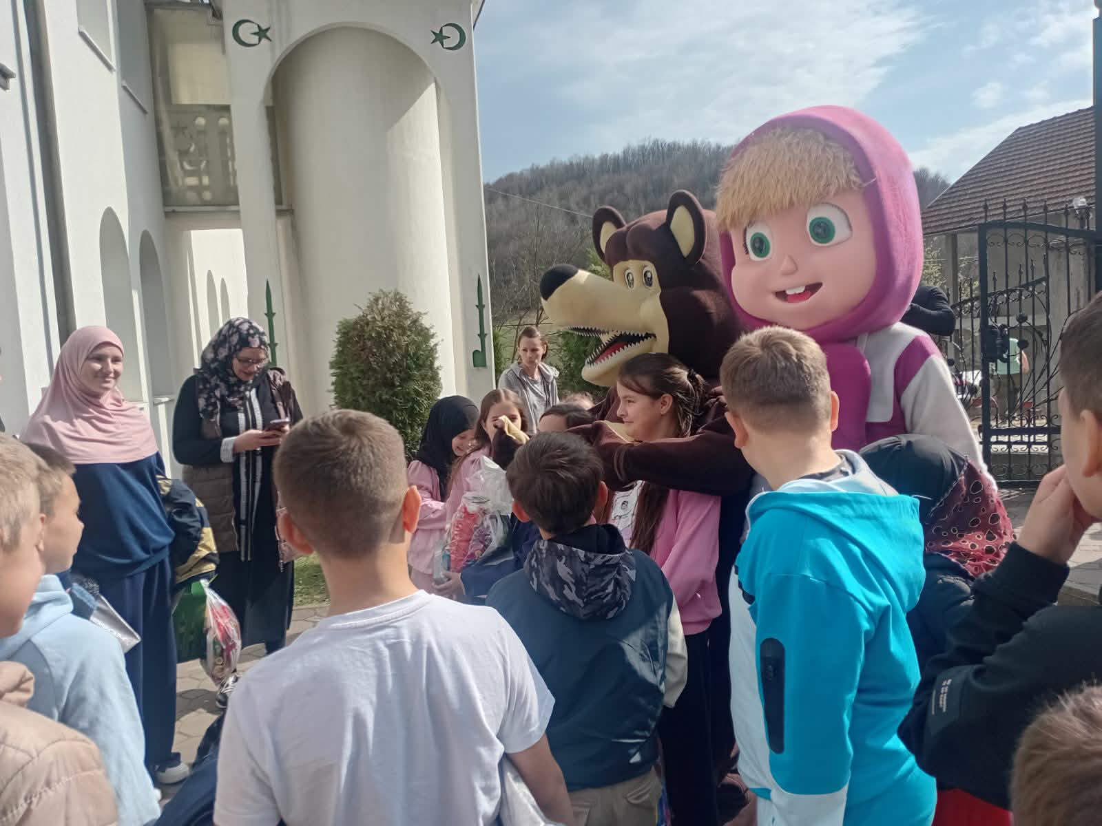 Bajramska radost u Križevićima: Udruženje „Svitanje“ obradovalo 93 mališana posebnim poklonima (FOTO)