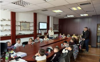 Djeca iz vrtića „Naša radost“ zavirila u svijet stijena i kristala tokom posjete Geološkom zavodu u Zvorniku (FOTO)