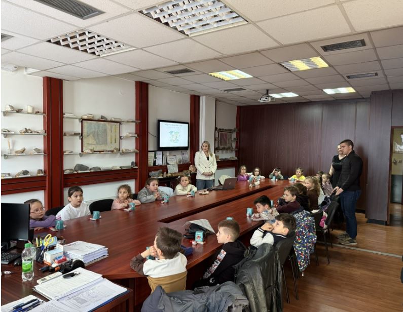Djeca iz vrtića „Naša radost“ zavirila u svijet stijena i kristala tokom posjete Geološkom zavodu u Zvorniku (FOTO)
