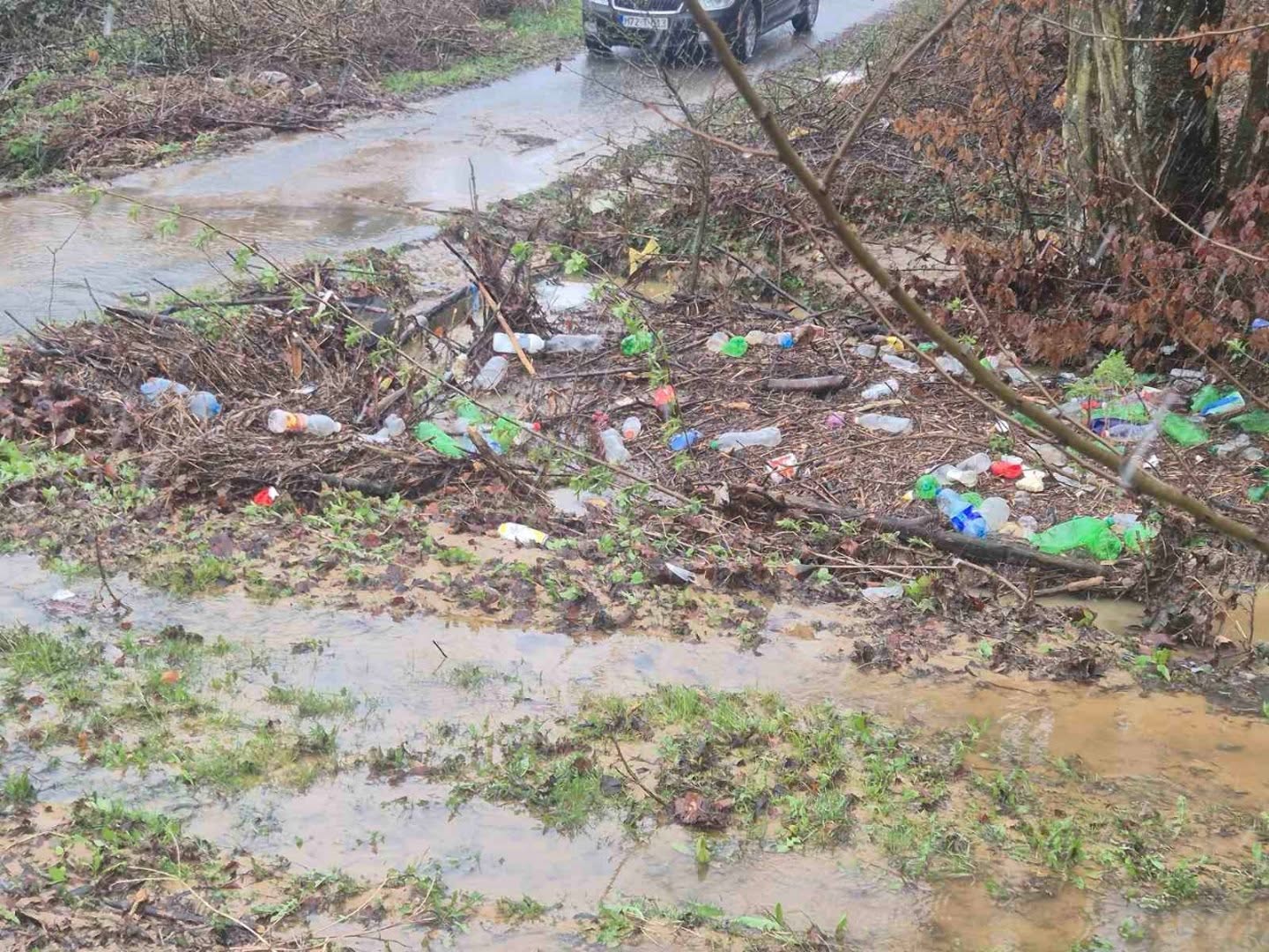 Dijelovi Sna­gova, Čelopeka i Ulica bez struje, izlila se Lokanjska rijeka i na kratko prekinula putnu komunikaciju (FOTO)