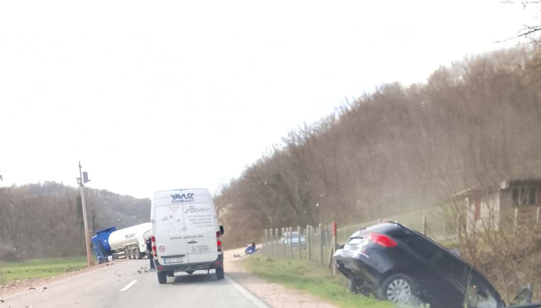 U Jardanu sudar automobila i cisterne, jdno lice završilo u bolnici (FOTO)