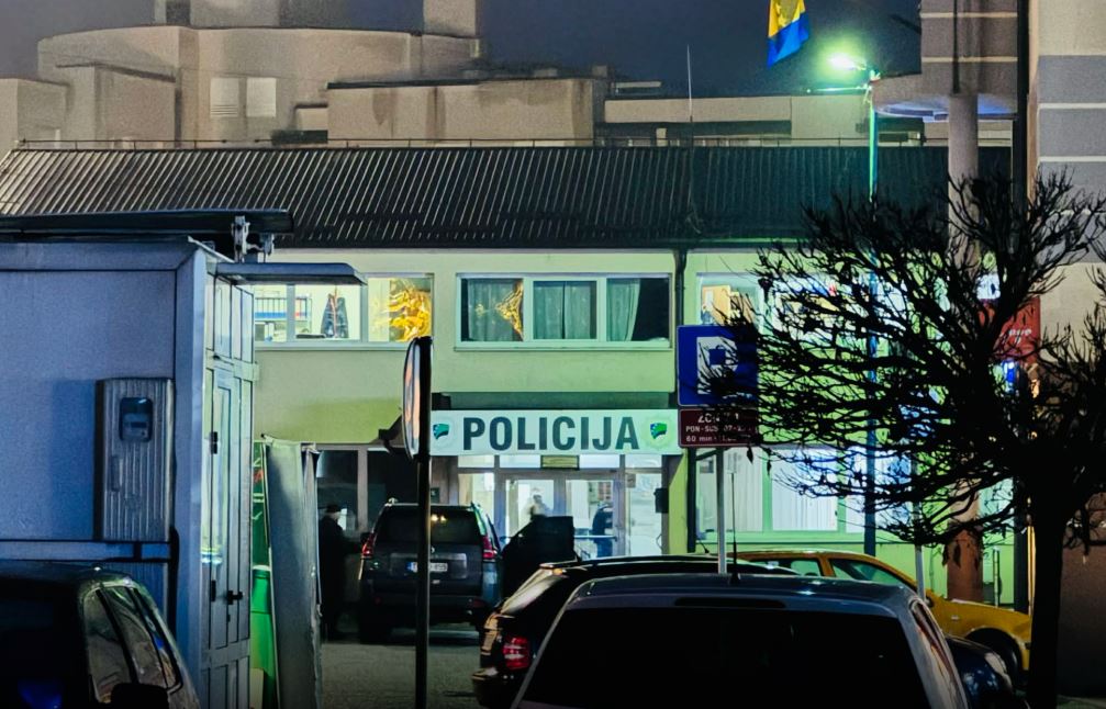 Zbog navođenja maloljetnica na prostituciju uhapšena još tri policajca u Kalesiji i Živinicama i jedno lice og 64 godine