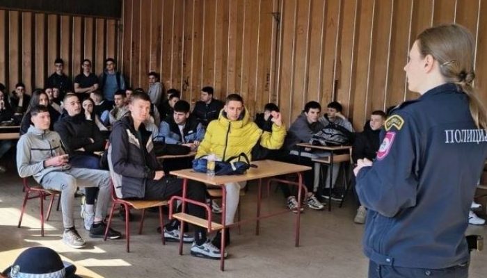 Srednjoškolcima u Bratuncu predstavljen program Srednje škole MUP-a RS