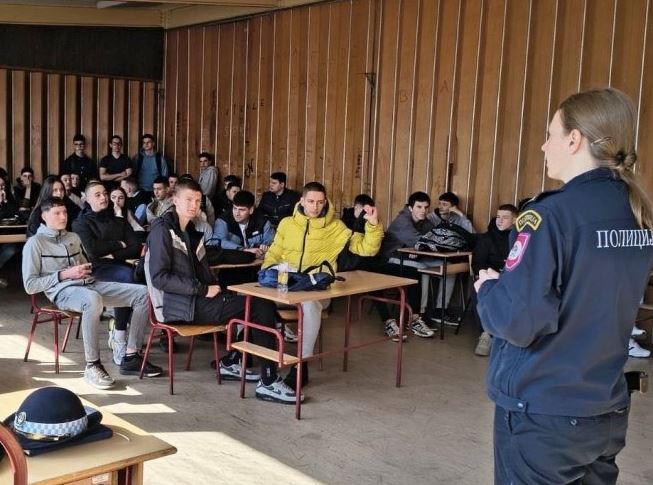 Srednjoškolcima u Bratuncu predstavljen program Srednje škole MUP-a RS