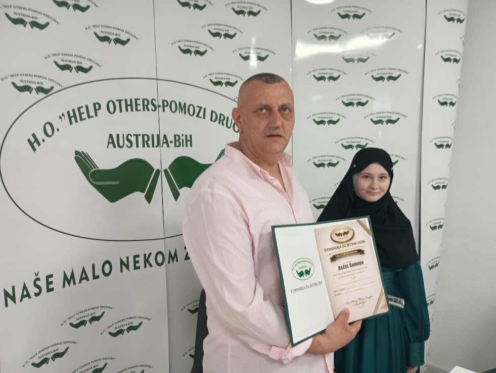 Dvadeset stipendija uručeno učenicima bez roditelja u prostorijama organizacije Help Others-Pomozi drugima u Vitinici kod Sapne