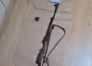 Bježao od policije i bacao predmete kroz prozor tokom vožnje, tokom hapšenja pronađeno oružje, droga… (FOTO)