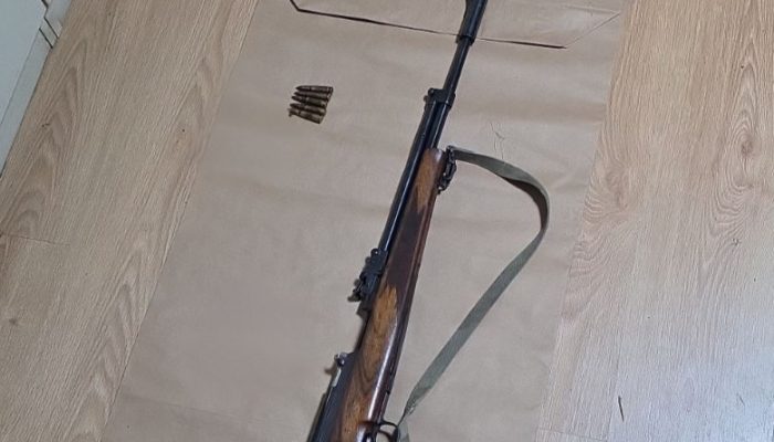 Bježao od policije i bacao predmete kroz prozor tokom vožnje, tokom hapšenja pronađeno oružje, droga… (FOTO)