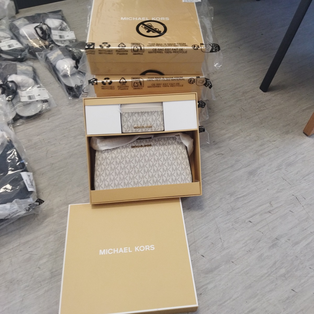 Carinici zaplijenili veći broj predmeta marke MICHAEL KORS prilikom pokušaja prelaza prek ogranice BiH (FOTO)