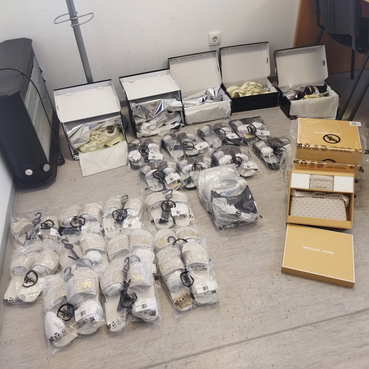 Carinici zaplijenili veći broj predmeta marke MICHAEL KORS prilikom pokušaja prelaza prek ogranice BiH (FOTO)