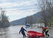 Drama na poplavljenom putu: Dva muškarca spašena iz bujice Spreče (FOTO)