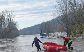 Drama na poplavljenom putu: Dva muškarca spašena iz bujice Spreče (FOTO)