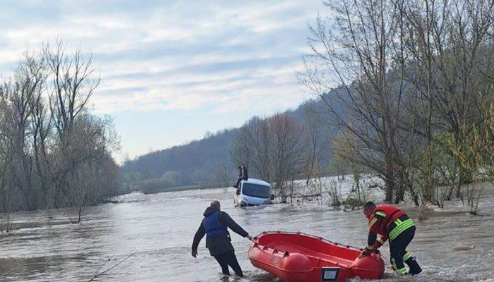 Drama na poplavljenom putu: Dva muškarca spašena iz bujice Spreče (FOTO)