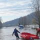 Drama na poplavljenom putu: Dva muškarca spašena iz bujice Spreče (FOTO)