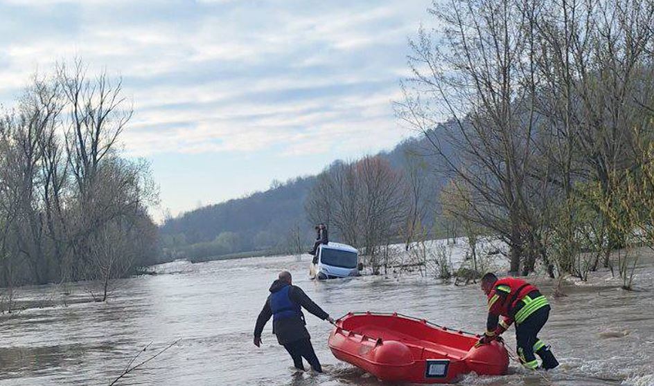 Drama na poplavljenom putu: Dva muškarca spašena iz bujice Spreče (FOTO)