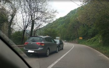 Dva lica iz Tuzle upravljala vozilima koja su se sudarila kod Diviča, četiri osobe završile u bolnici (FOTO)