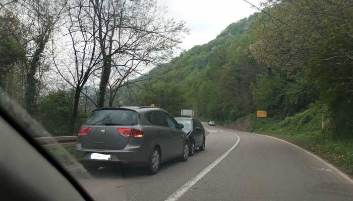 Dva lica iz Tuzle upravljala vozilima koja su se sudarila kod Diviča, četiri osobe završile u bolnici (FOTO)