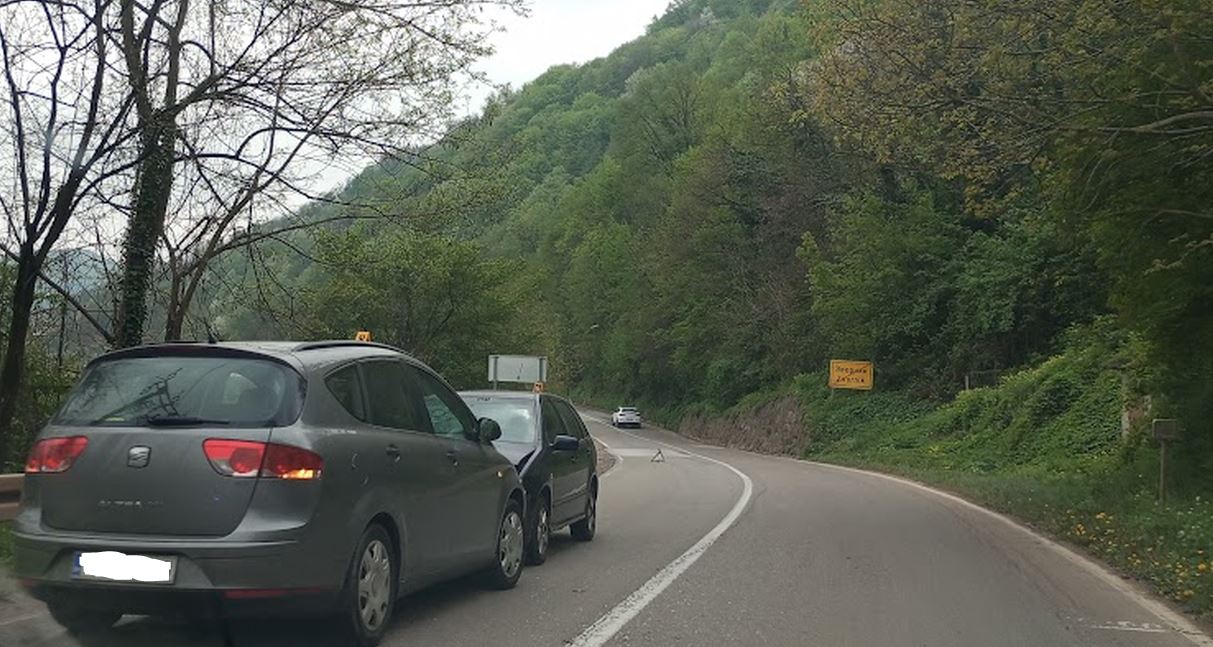 Dva lica iz Tuzle upravljala vozilima koja su se sudarila kod Diviča, četiri osobe završile u bolnici (FOTO)