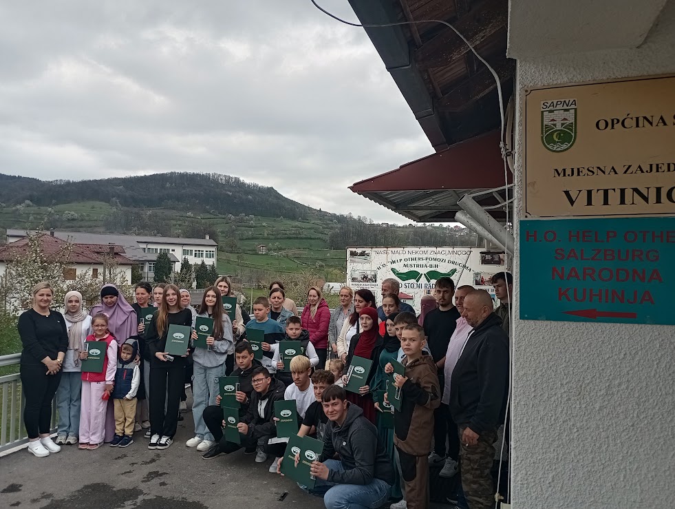 Dvadeset stipendija uručeno učenicima bez roditelja u prostorijama organizacije Help Others-Pomozi drugima u Vitinici kod Sapne