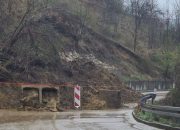 Potpuna obustava saobraćaja na putu Sapna – Teočak: Klizište zatrpalo kolovoz (FOTO)