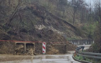 Potpuna obustava saobraćaja na putu Sapna – Teočak: Klizište zatrpalo kolovoz (FOTO)