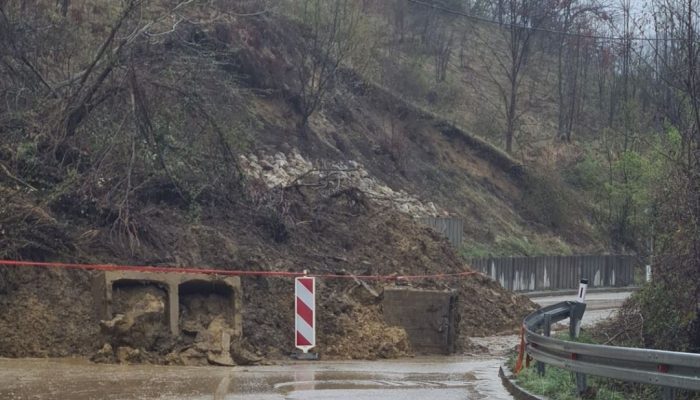 Potpuna obustava saobraćaja na putu Sapna – Teočak: Klizište zatrpalo kolovoz (FOTO)