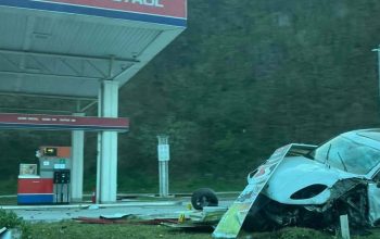 Automobil završio na benzinskoj pumpi nakon izlijetanja sa puta prema Sarajevu na području Kladnja (FOTO)