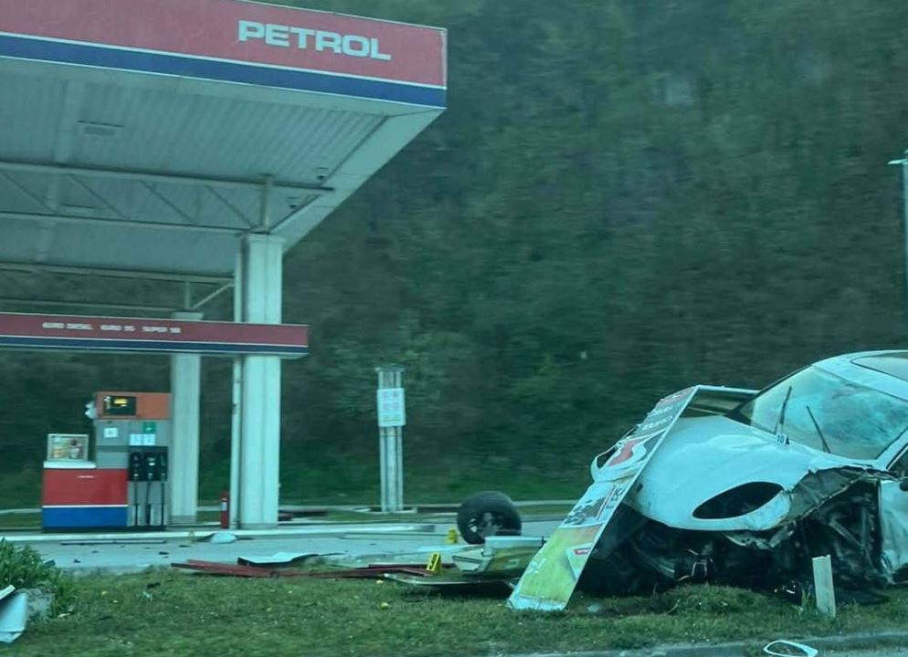 Automobil završio na benzinskoj pumpi nakon izlijetanja sa puta prema Sarajevu na području Kladnja (FOTO)