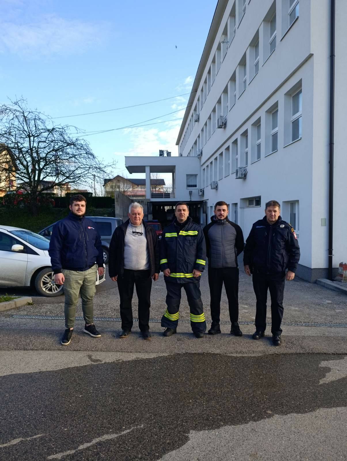 Drama na poplavljenom putu: Dva muškarca spašena iz bujice Spreče (FOTO)