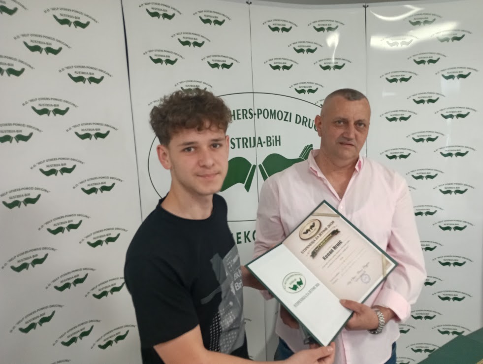 Dvadeset stipendija uručeno učenicima bez roditelja u prostorijama organizacije Help Others-Pomozi drugima u Vitinici kod Sapne