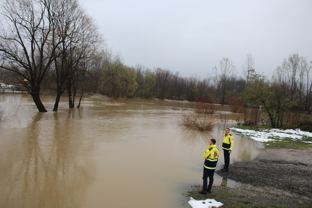 Poštovani,

Prije svega da kažem da je meni i mojim prijateljima koji uređeujemo ovu stranicu bilo nemoguće doći do informacija i kontakta sa Tarikom. Najvažnije je da smo uspjeli plasirati se na Mundijal

Takođe mi razumijemo sve što ste nam rekli i drago nam je da ste otvoreni za saradnju.

Smatramo da stranica može biti kvalitetan kanal podrške i dodatne promocije našeg Tarika, posebno jer već ima aktivnu publiku. Mi možem0 od večeras biti Fan Page Tarik Muharemoviž, ukoliko nemate neki konkretniji prijedlog. Naša greška neće biti ponovljena.

Otvoreni smo za vođenje stranice u koordinaciji s vašim timom, uz dogovor oko sadržaja i komunikacije, kako bi sve bilo usklađeno sa zvaničnim nastupom.

Također, možemo razgovarati i o dugoročnijem modelu saradnje koji bi uključivao i određenu vrstu podrške ili kompenzacije.
